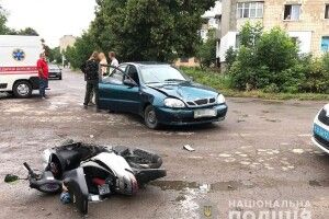 Двоє неповнолітніх на скутері влетіли в машину (Фото)