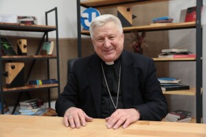  Римо-католицький єпископ закликав жінок не робити аборти, а народжувати дітей і віддавати церкві