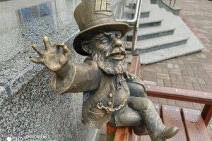 У центрі міста на лавку посадили міні-банкіра