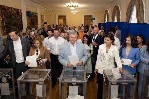 Порошенко із сім’єю проголосували на виборах