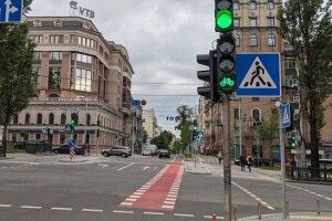 Колись і у нас таке буде... У Києві встановили перші велосипедні світлофори