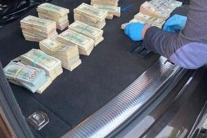 Вилучені у волинського митника 700 тисяч доларів дорогою до Києва – хабарі за травень