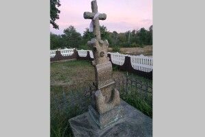 То хто ж похований біля церкви у глухому поліському селі?