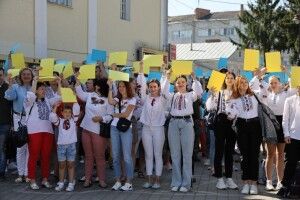 Нас не здолати: Луцьк замайорів синьо-жовтими кольорами