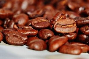 Популярна акторка показала, як ніжилася голяка у кавових зернах (Фото 18+)