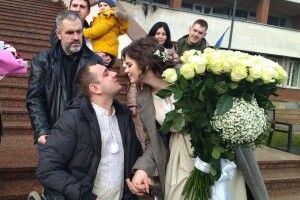 У Луцьку військовий, який втратив ноги на війні, одружився з коханою (Відео)