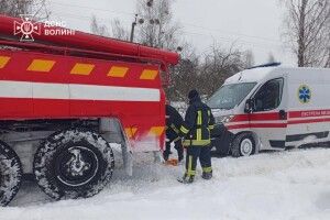 На Волині рятувальники, медики та небайдужі місцеві жителі допомогли породіллі дістатися до лікарні 