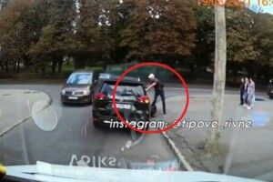 У Рівному чоловік на моноколесі ледь не влетів під машину (Відео моменту)