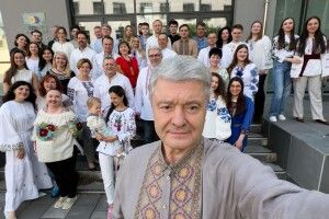 Порошенко привітав українців із Днем вишиванки і показав традиційні світлини з командою