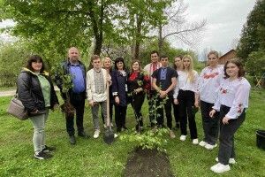 У громаді на Волині випускники на згадку висадили дерева на шкільних подвір'ях (Фото)