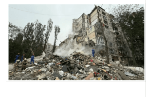 Жахлива атака росіян на Київ: ракета зруйнувала під’їзд будинку, є загиблі і поранені