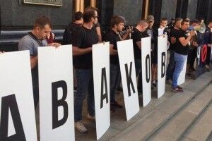 Під офісом Зеленського сотні людей вимагають послати під три чорти «чортяку Авакова» (фото)