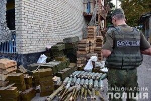 На Донбасі добровольчі батальйони віддали зброю Національній поліції