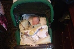 Немовля у бруді, холоді та зі стороннім чоловіком: копи розібралися з горе-матір'ю