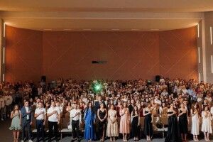 Студенти відмовились від випускного і передали 100 тисяч письменнику-волонтеру