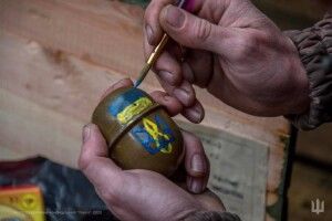 Захисники розписали писанки для окупантів на Великдень (Фото)