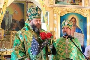 Митрополит Михаїл вбрався у зелене і подарував Луцькому районному деканові букет червоних троянд