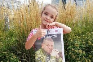 Дівчинка з Києва, яка купила у Варшаві газету з портретом Залужного, розчулила мережу
