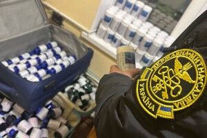 На «Устилузі» затримали киянина, який незаконно ввозив БАДи, вартістю 280 тисяч гривень