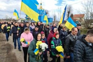 На колінах, з прапорами України і квітами провели в останню дорогу волинянина Василя Кальчука (Фото) 