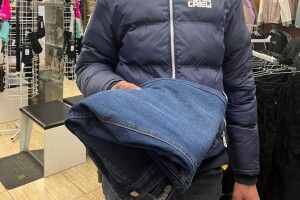 Рівнянин дременув з магазину у крадених штанях
