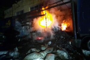 У Рівному згоріла вантажівка та 20 тонн деревного вугілля