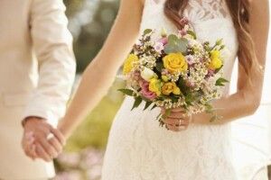 Жінка на весіллі сина впізнала в нареченій рідну доньку (Фото)