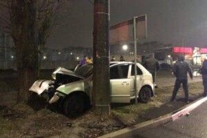 У Луцьку автівка влетіла у дерево, постраждали двоє людей