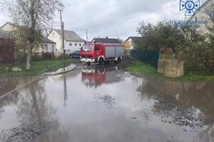 Із під’їздів та обійсть волинян рятувальники відкачували воду (Фото)