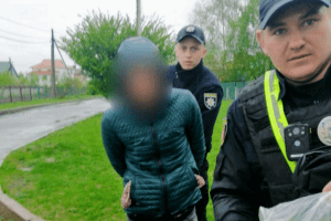 На другий день Великодня лучанин застав злодія «на гарячому», поліцейські впіймали зловмисника