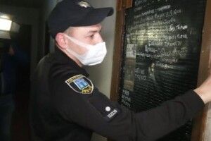 «І їм, і пшикаю. Вони трохи солонуваті», – рівнянин про тарганів і червів у своїй квартирі