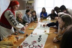 Культурна спадщина: у Луцьку майстриня провела майстер-клас з соломоплетіння