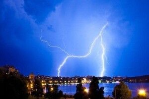 Жінка понад 10 років фотографує грозу