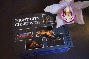 Чернівчанка створила серію поштових листівок нічного міста