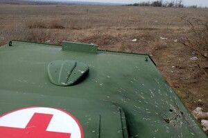 На Донбасі російські окупанти атакували санітарний автомобіль із емблемою Червоного хреста