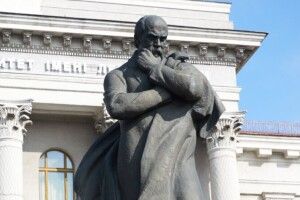 У Луцьку молитвою та квітами вшанували пам'ять Великого Кобзаря (Фото)