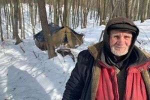 Ні він, ні діти не хочуть жити разом: на Львівщині в лісі з липня живе чоловік (Фото) 