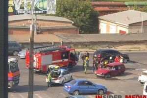 У Луцьку сталася страшна ДТП: людей з понівеченого авто дістають рятувальники (Фото, відео)