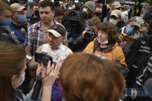 Чоловік намагався спалити себе на мітингу біля Верховної Ради (Фото)