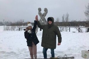 У Києві закохана пара прикувала одне одного ланцюгом, з яким спробує прожити три місяці (Фото) 