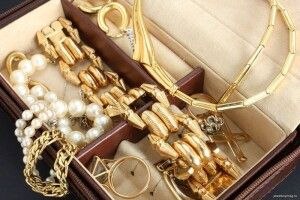 У горохівчанки з хати вкрали золоті прикраси
