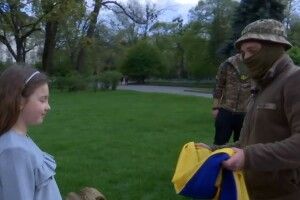 Неодноразово рятувала йому життя: подарунок від школярки став для бійця справжнім оберегом