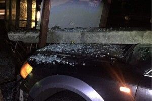 У Луцьку водій Audi зніс зупинку та електроопору (Фото)