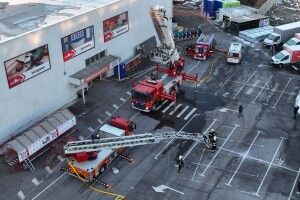 У Луцьку на території будівельного гіпермаркету працювали рятувальники (Фото)