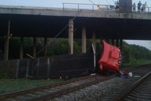 Вантажівка впала з мосту на залізничні колії