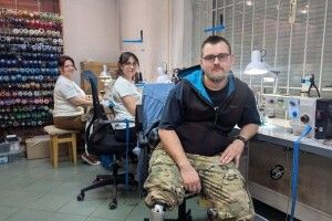 У Луцьку ветеран з ампутацією допомагає «Швейній роті» шити адаптивний одяг (Відео)