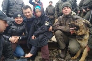 Гвардійці розповіли, як їхній пес винюхав зниклого хлопчика в болоті на Горохівщині (Фото)