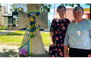 На Волині територію біля Козацького хреста впорядкували…  дві пенсіонерки!
