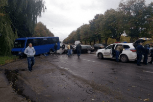 У Рівному зіткнулася маршрутка з легковиком (Фото)