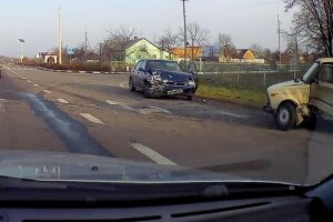 Автівку зім’яло, наче бляшанку: під Луцьком сталася ДТП (Відео)